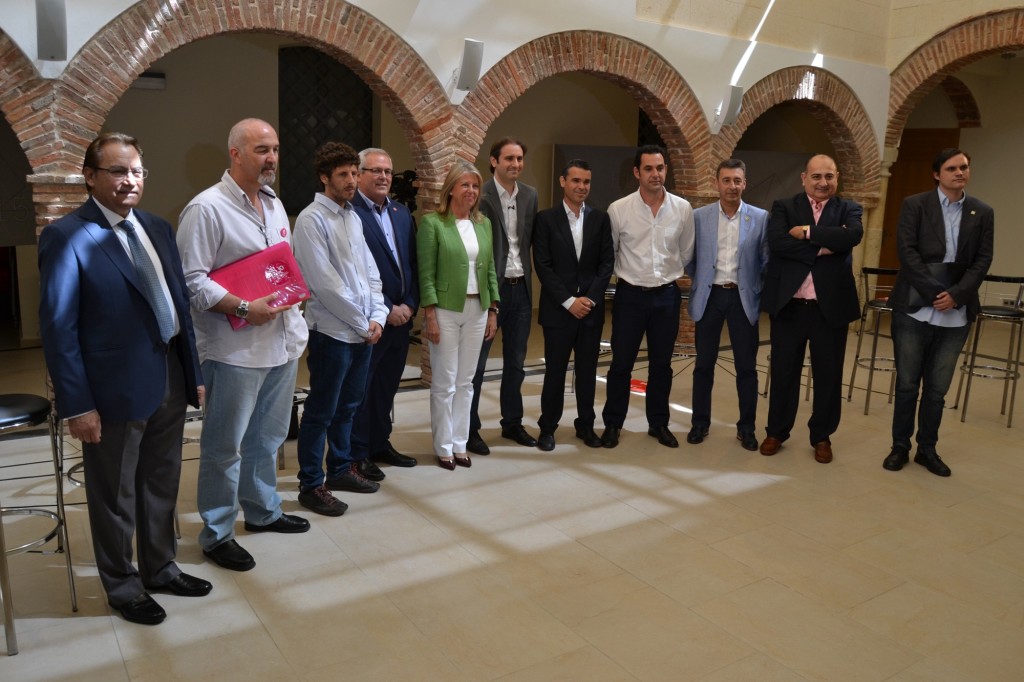 Los diez candidatos que se presentan a las elecciones en Marbella posando poco antes de iniciarse la grabación del debate este viernes
