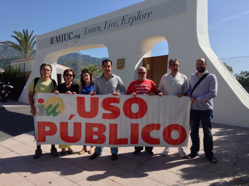 El candidato de IU a la Alcaldía de Marbella, Miguel Díaz (centro) junto a otros miembros de su lista electoral este lunes frente a la pseudo universidad de El Pinillo