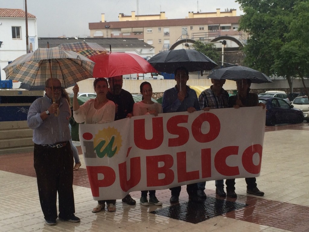 El candidato de IU a la alcaldía de Marbella, Miguel Díaz, este miércoles junto a otros miembros de su candidatura.