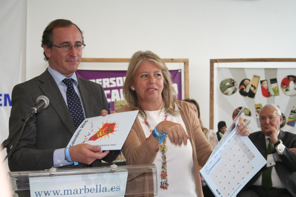 La alcaldesa de Marbella y candidata del PP, Ángeles Muñoz, este lunes junto al ministro de Sanidad, José Antonio Alonso, durante una visita a Aspandem. Foto/marbellaconfidencial.es