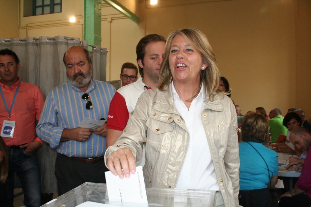 La candidata del PP, Ángeles Muñoz, en el momento de ejercer su derecho al voto en San Pedro. Foto/marbellaconfidencial.es