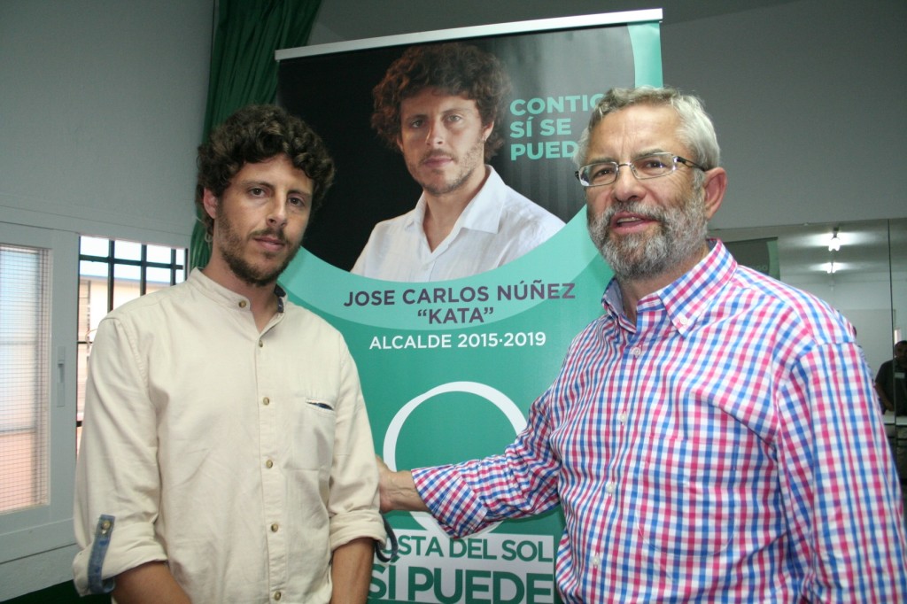 El candidato a la Alcaldía por Costa del Sol Sí Puede, José Carlos Núñez 'Kata', (izqda) junto al parlamentario andaluz de Podemos Félix Gil este viernes en San Pedro. Foto /marbellaconfidencial.es