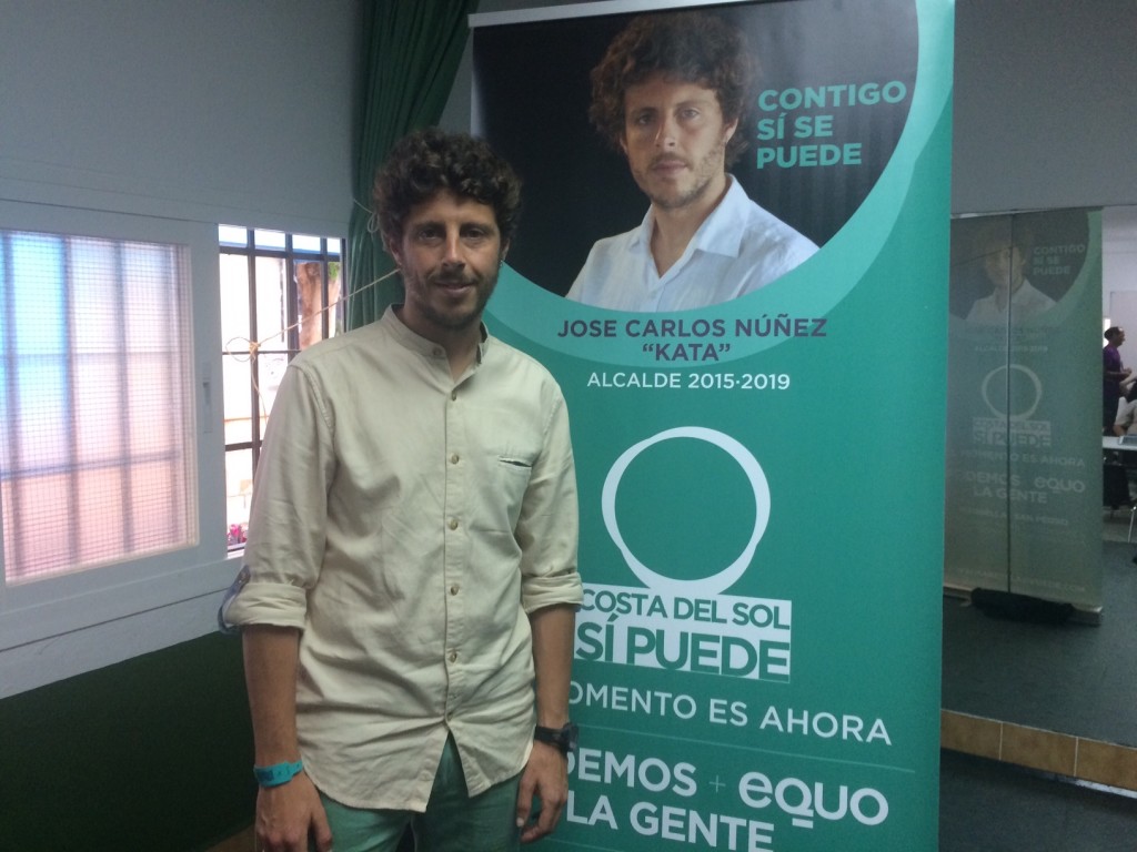 El candidato de Costa del Sol Sí Puede, José Carlos Núñez, posa frente a un cartel de su candidatura. Foto/marbellaconfidencial.es