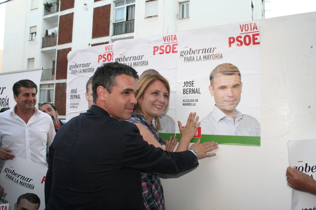 El candidato del PSOE, José Bernal, pega su primer cartel junto a la 'número 2' de su lista, Ana Isabel González Foto /marbellaconfidencial.es