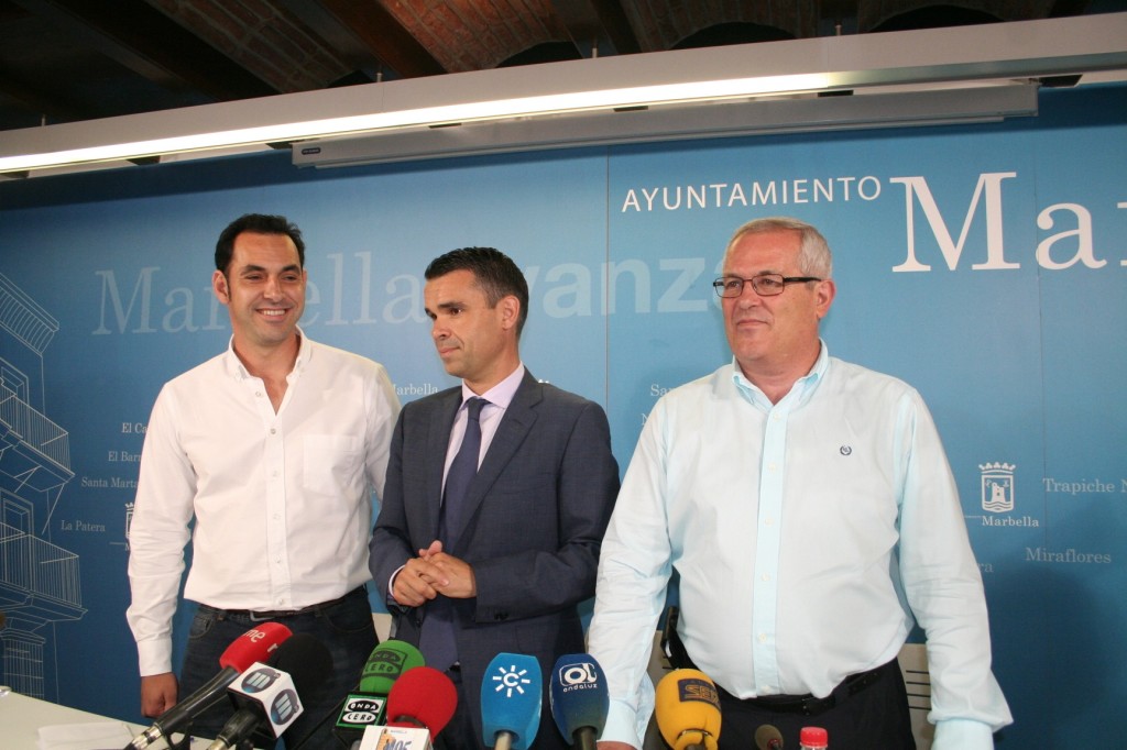 El alcalde de Marbella, José Bernal (centro), flanqueado por los tenientes de alcalde Miguel Díaz (izqda) y Rafael Piña (drcha) tras la primera junta de gobierno local. Foto/ marbellaconfidencial.es