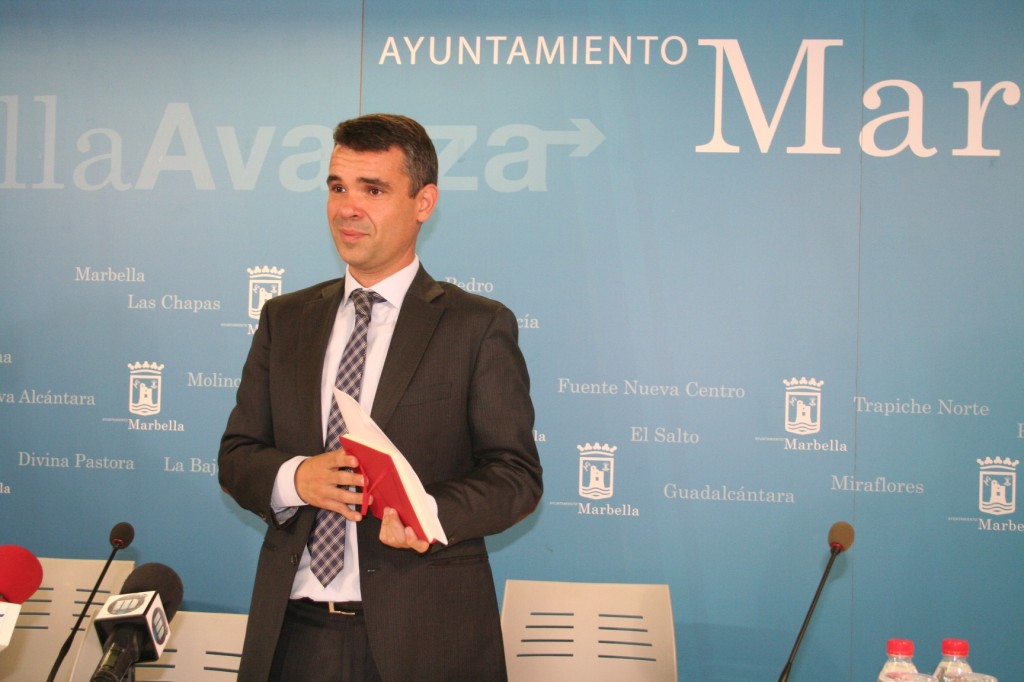 El alcalde de Marbella y delegado de Turismo, José Bernal, este lunes en rueda de prensa. Foto/ marbellaconfidencial.es