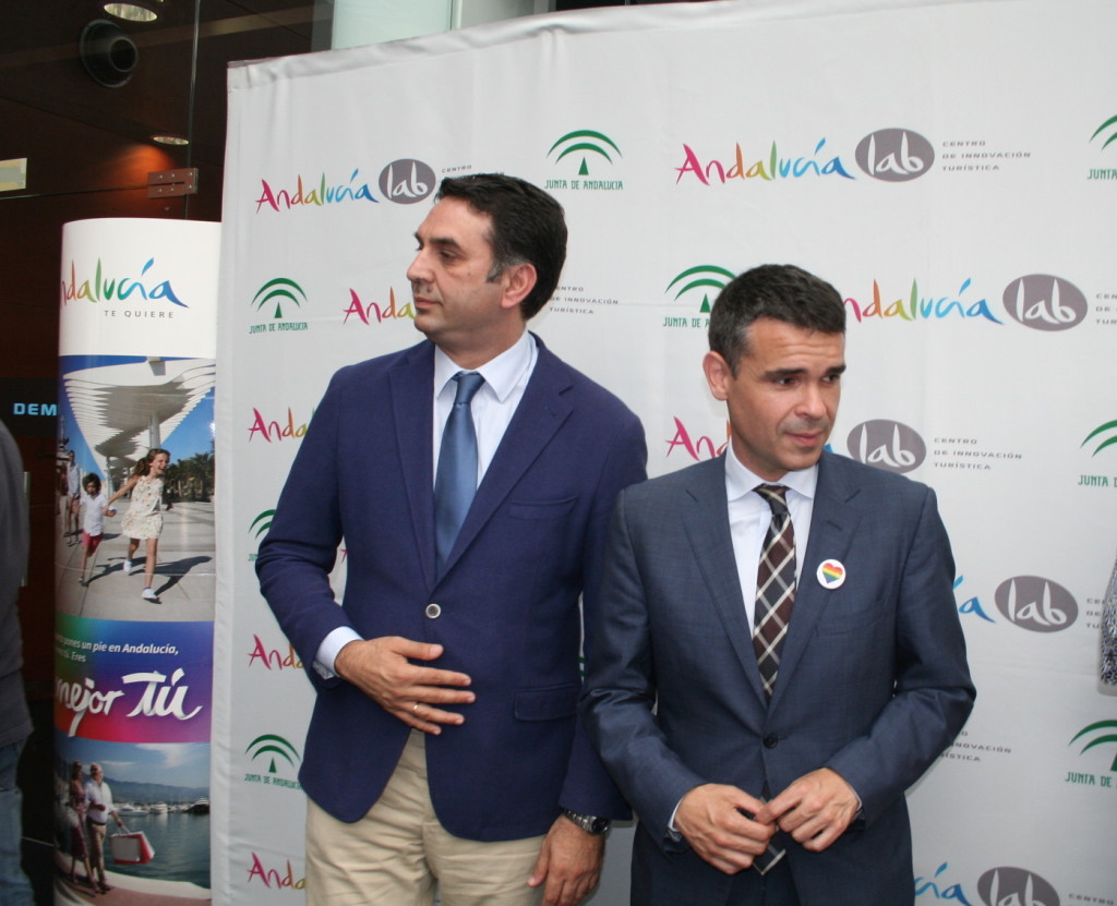 El consejero de Turismo de la Junta de Andalucía, Javier Fernández, junto al alcalde de Marbella, José Bernal, este viernes en el centro Andalucía Lab. Foto/ marbellaconfidencial.es