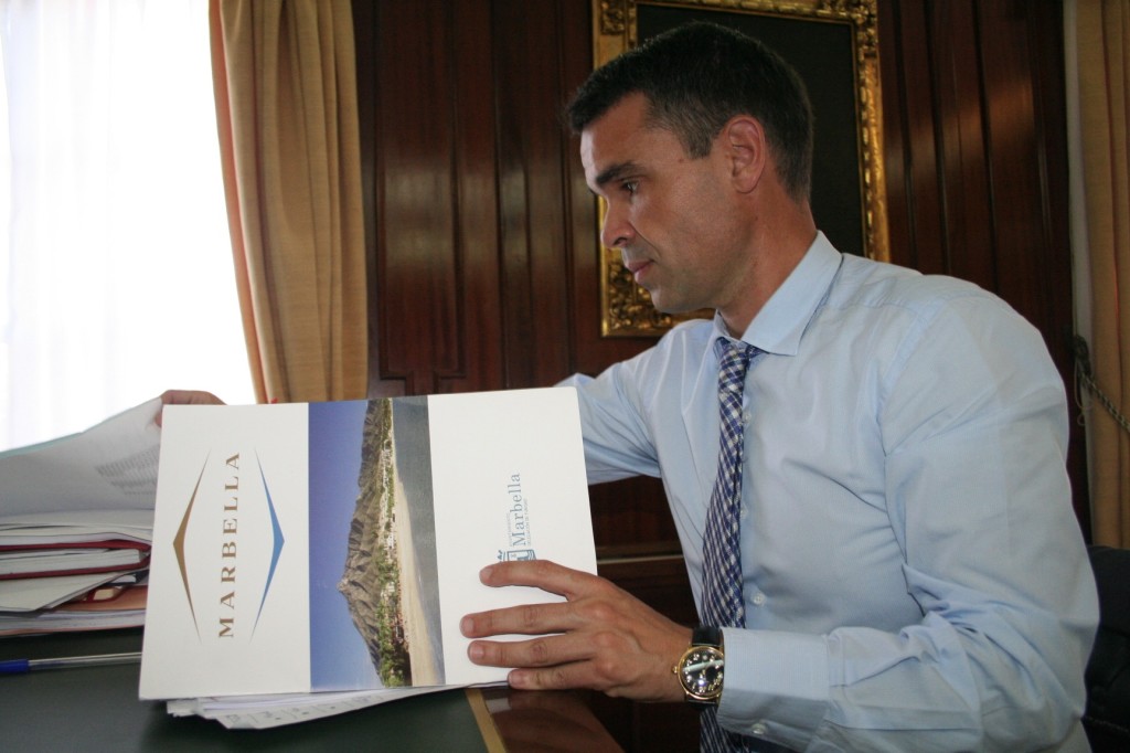 El alcalde de Marbella, José Bernal, consulta documentos de la delegación de Turismo durante una entrevista con marbellaconfidencial.es