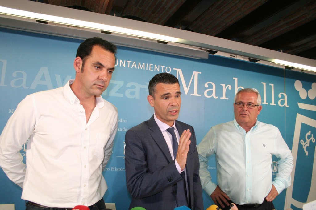 El alcalde de Marbella, José Bernal, flanqueado por los tenientes de alcalde Miguel Díaz (izqda) y Rafael Piña (drcha) tras tomar posesión en junio pasado. Foto/ marbellaconfidencial.es