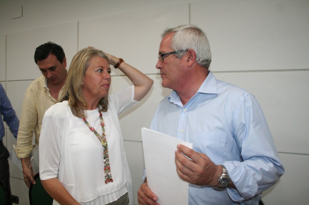 La presidenta del PP de Marbella y alcaldesa en funciones, Ángeles Muñoz, junto al líder de OSP, Rafael Piña, tras la rueda de prensa conjunta del 6 de junio. Foto/marbellaconfidencial.es