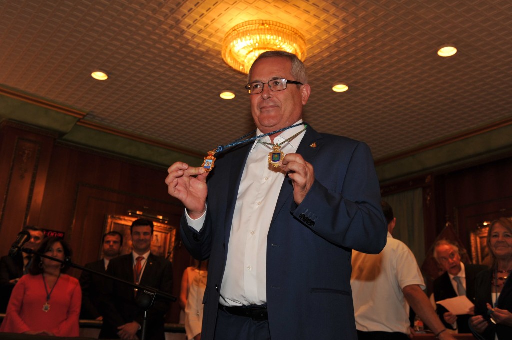 El teniente de alcalde de San Pedro, Rafael Piña (OSP) muestra sus dos medallas de concejal cuando tomó posesión, en junio de 2015/ Foto/ Javier Martín.