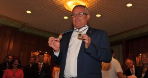 El teniente de alcalde de San Pedro, Rafael Piña (OSP) muestra sus dos medallas de concejal cuando tomó posesión, en junio de 2015/ Foto/ Javier Martín.
