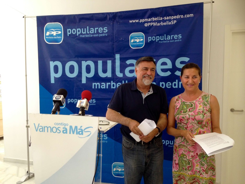 El concejal del PP Baldomero León en rueda de prensa junto a la exedil de Empleo, Isabel Cintado, en imagen de archivo