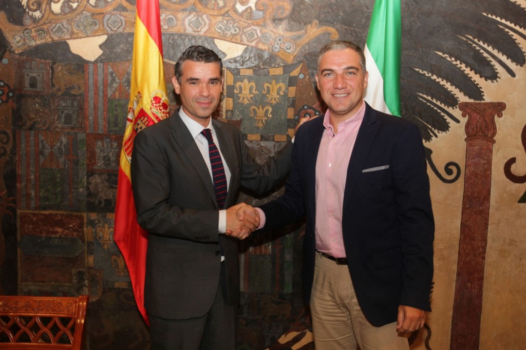 El alcalde de Marbella, José Bernal, y el presidente de la Diputación, Elías Bendodo, se saludan este viernes antes de la rueda de prensa conjunta