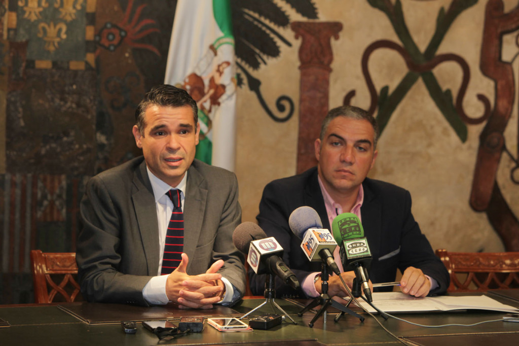 El alcalde de Marbella, José Bernal, y el presidente de la Diputación, Elías Bendodo, este viernes en rueda de prensa conjunta.