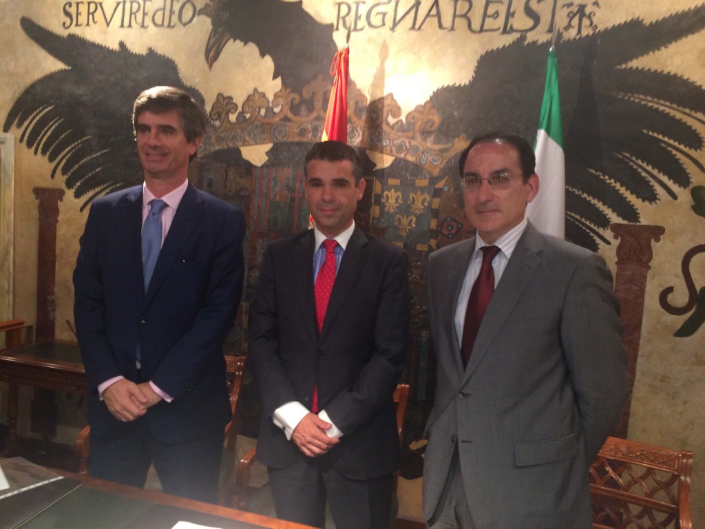 El alcalde de Marbella, José Bernal (centro) flanqueado por el presidente de la CEA, Javier González de Lara (drcha) y el presidente del CIT, Juan José González este jueves en rueda de prensa. Foto/ marbellaconfidencial.es