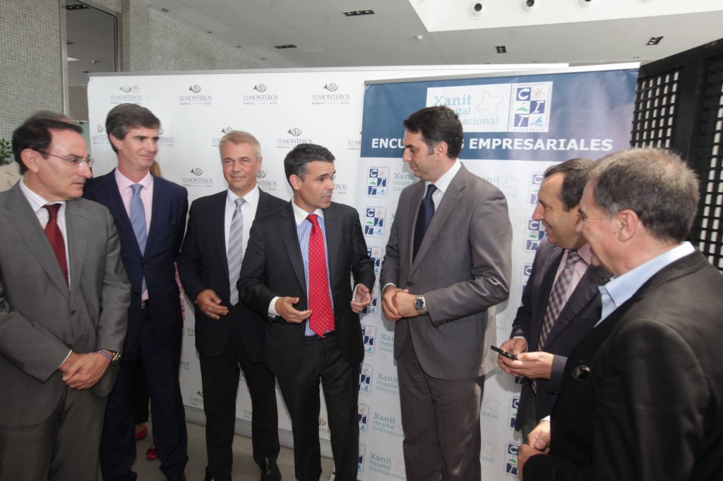 El alcalde de Marbella, José Bernal, charla con el consejero de Turismo, Javier Fernández y otras autoridades antes del almuerzo que ha protagonizado en el CIT este jueves.