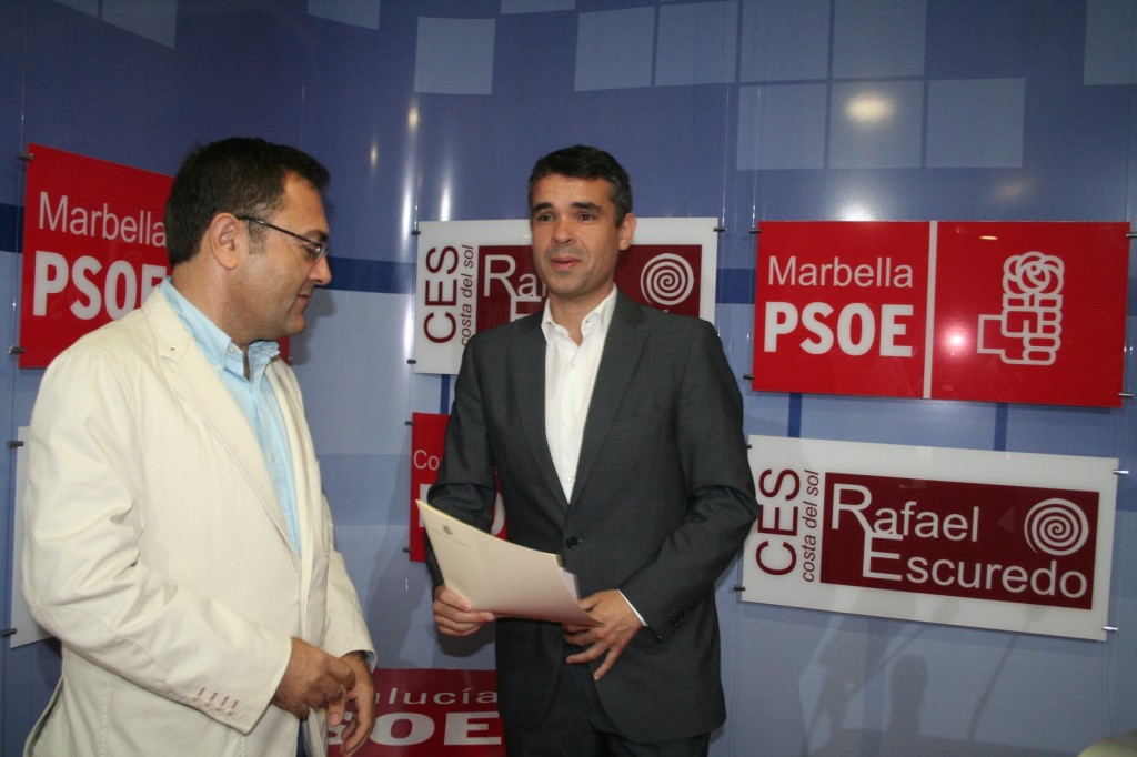 El alcalde de Marbella, José Bernal (papeles en mano) , junto al secretario general del PSOE de Málaga y diputado, Miguel Ángel Heredia. Foto/ marbellaconfidencial.es