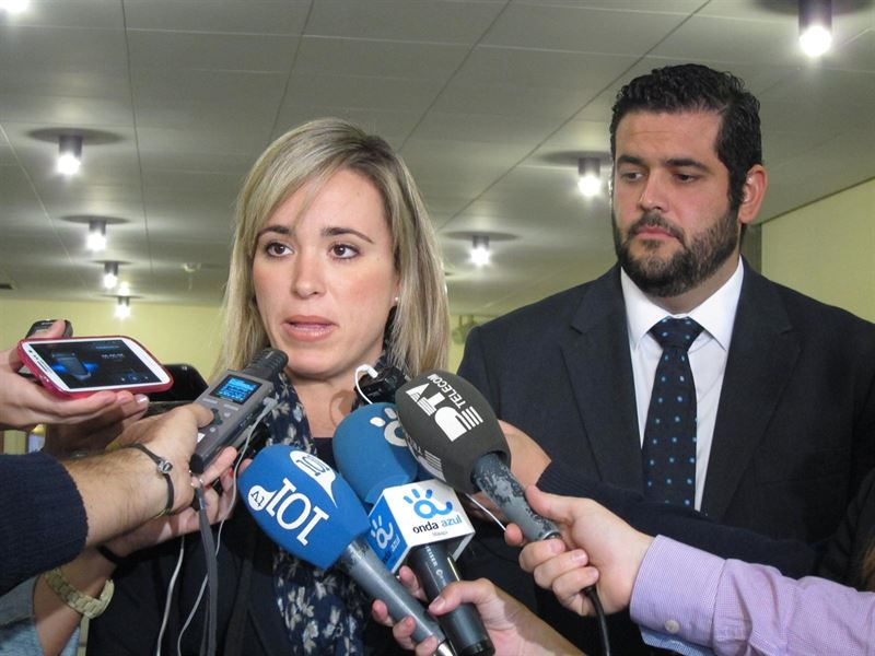 El exdelegado de Formación de la Junta de Andalucía, Carlos Cañavate, junto a la delegada de Educación de la Junta en Málaga, Patricia Alba, en imagen de archivo. Foto/ Europa Press.