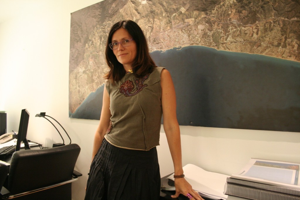 La edil delegada de Urbanismo, Isabel Pérez, en imagen de archivo durante una entrevista con Marbella Confidencial en su despacho. Foto/ J.C. Villanueva