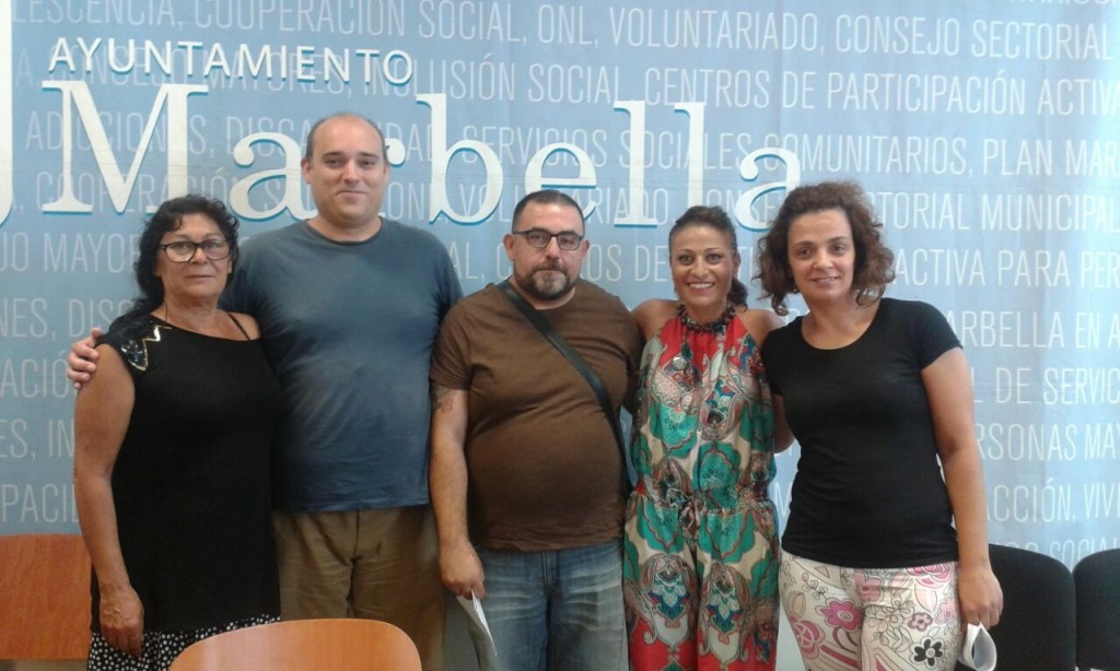 La edil de Derechos Sociales, Victoria Morales, segunda por la izqda, con representantes de 15M Marbella Stop Desahucios este viernes