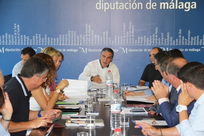 El presidente de la Diputación, Elías Bendodo, presidiendo una reunión junto a su equipo. Foto/ Europa Press