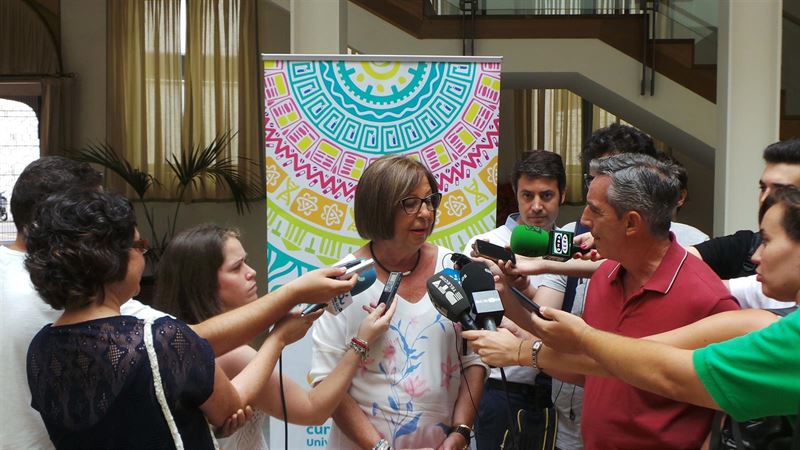 La consejera de Educación y Cultura, Adelaida de la Calle, este viernes, atendiendo a los periodistas en Marbella. Foto/ Europa Press.