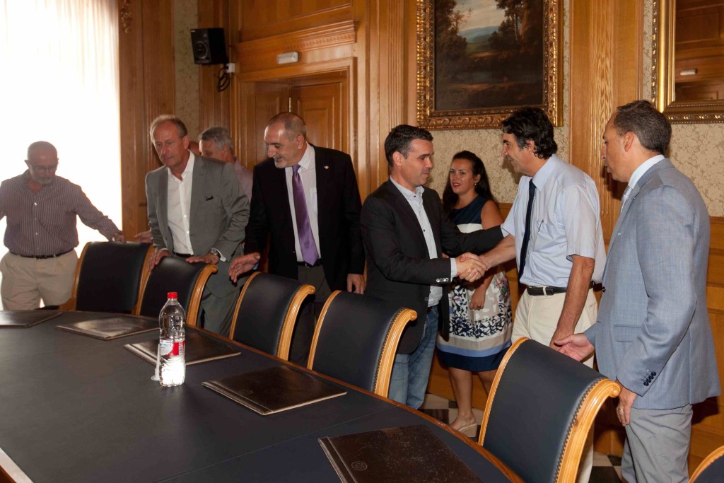 El alcalde de Marbella, José Bernal, saluda a representantes de AEHCOS al inicio de la reunión celebrada este jueves.
