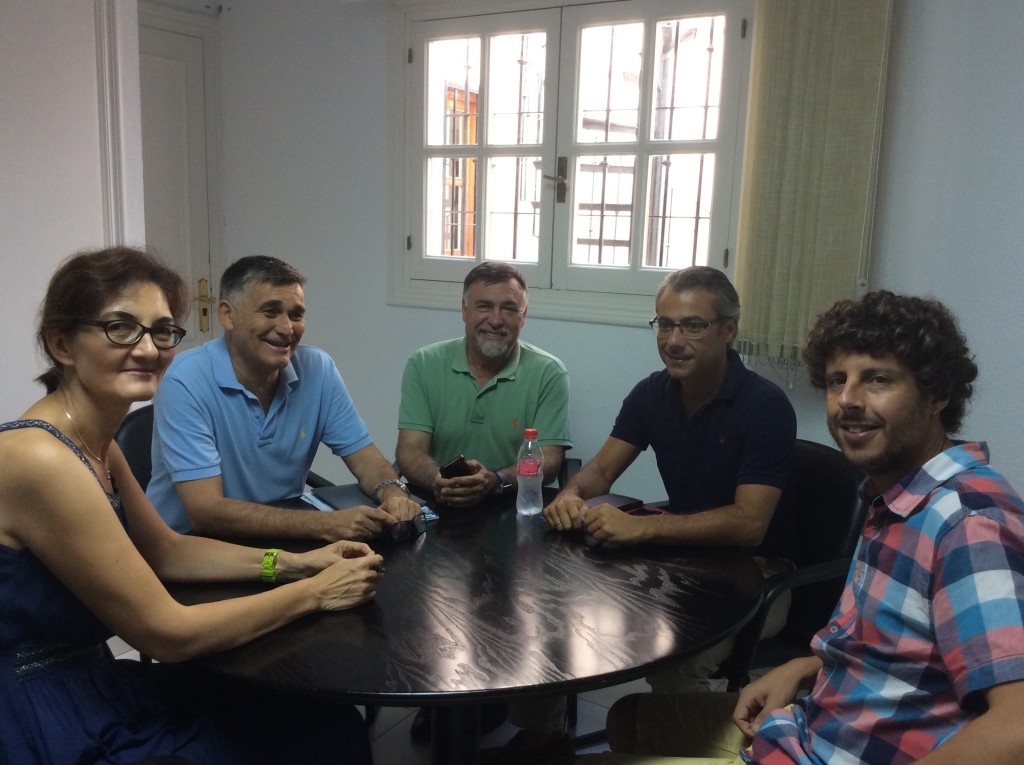 Reunión mantenida el pasado 27 de julio entre los dos concejales de CSSP, Victoria Mendiola y José Carlos Núñez, con los ediles del PP Baldomero León, Javier García y José Eduardo Díaz. Foto/ web de Costa del Sol Sí Puede/Podemos.
