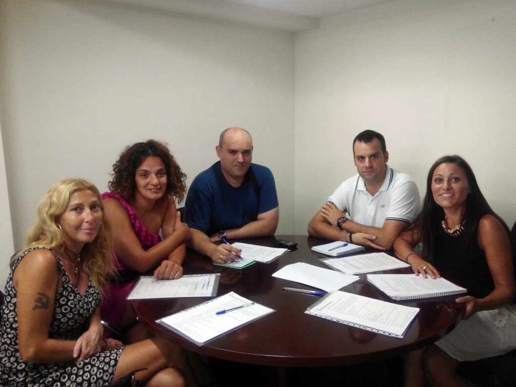La edil delegada de Derechos Sociales, Victoria Morales (primera por la drcha), junto al responsable del área, Manuel Núñez, en la reunión con el colectivo Stop Desahucios
