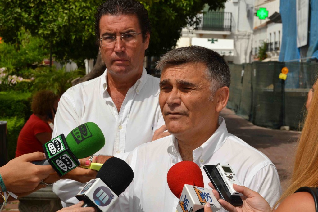 El concejal del PP Javier García a pleno sol en rueda de prensa, junto al también edil conservador Carlos Alcalá,el pasado mes de agostoFoto/ marbellaconfidencial.es