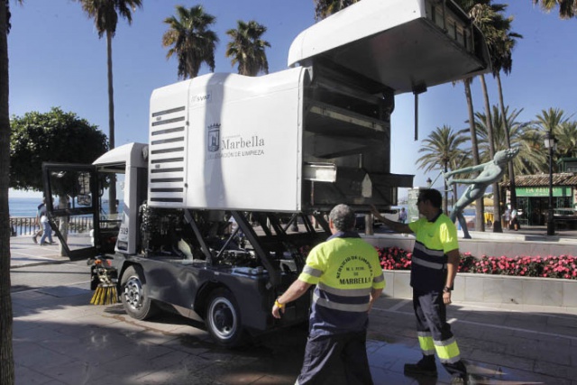Operarios de la delegación de Limpieza durante su labor en imagen de archivo por el paseo marítimo de Marbella