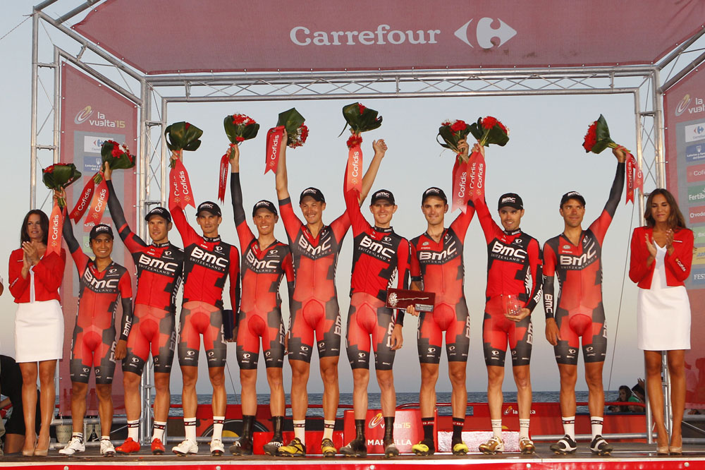 Imagen del equipo BMC al completo recibiendo su premio como primer clasificado. Foto/ Web Vuelta Ciclista J.A. Miguélez