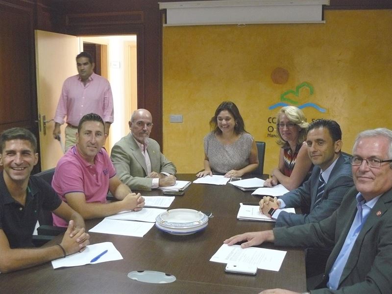 La presidenta de la Mancomunidad Occidental, Margarita del Cid, en una reunión de trabajo con su equipo de gobierno este jueves, con ediles de PP, PSOE, OSP y Compromiso por Manilva. Foto/ Mancomunidad- Europa Press