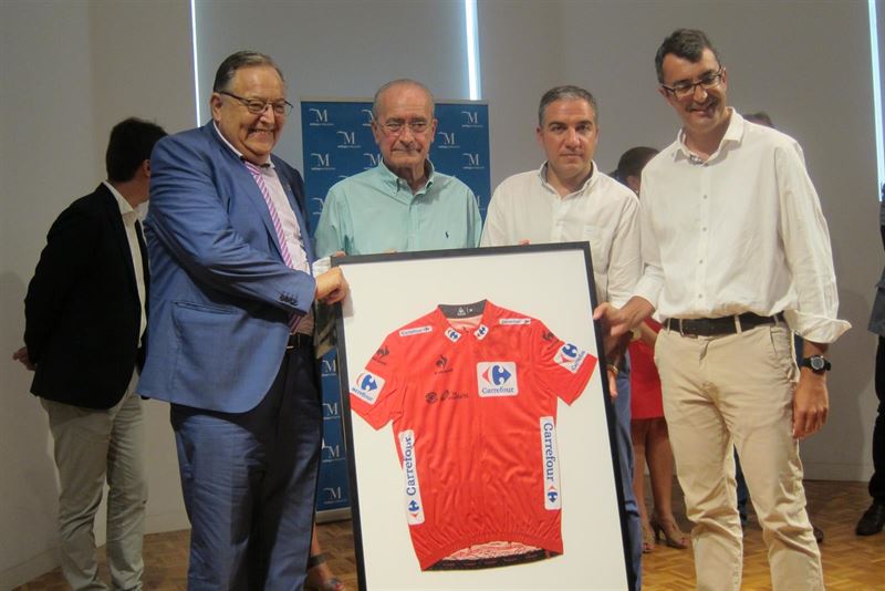 El presidente de la Diputación, Elías Bendodo (segundo drcha), junto al alcalde de Málaga, Francisco De la Torres (tercero drcha) y representantes de la Vuelta Ciclista este jueves. Foto/ Europa Press