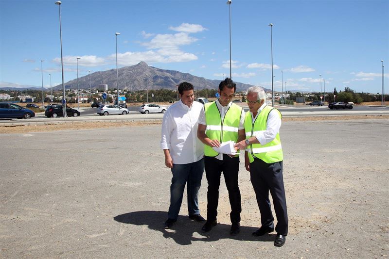 De izqda a drcha los concejales del Ayuntamiento de Marbella Manuel García (PSOE); Miguel Díaz (IU) y Rafael Piña (OSP). Foto/ Europa Press-Ayto de Marbella