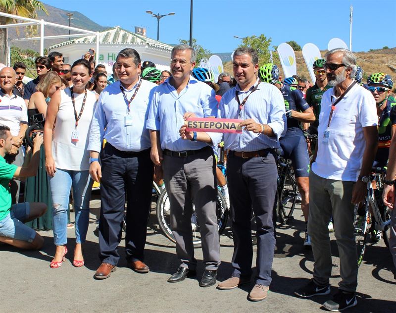 De drcha a izqda (segundo) el presidente de la Diputación, Elías Bendodo, el alcalde de Estepona, José María García Urbano, el delegado del Gobierno en Andalucía, Antonio Sanz y la presidenta de Mancomunidad Occidental, Margarita del Cid. Foto/ Europa Press