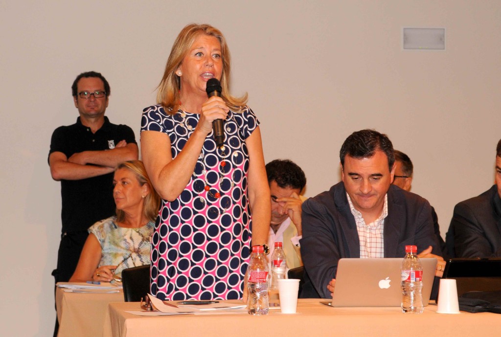 La portavoz del PP, Ángeles Muñoz, durante una de sus intervenciones en el último pleno celebrado. Foto/ MARBELLA IMAGEN