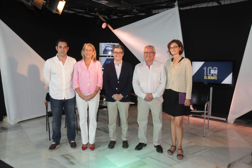 De izqda a drcha Miguel Díaz (IU); Kika Caracuel (PP); Javier Porcuna (PSOE) ; Rafael Piña (OSP) y Victoria Mendiola CSSP durante el debate celebrado en RTV Marbella sobre los 100 primeros días de gobierno. Foto/ RTVMarbella