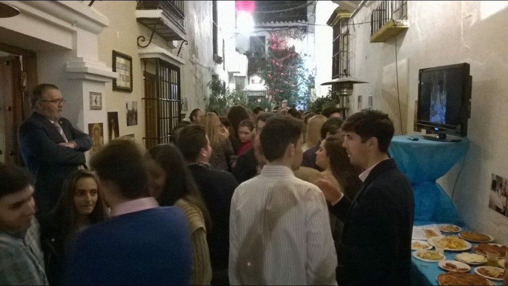 Una de las imágenes aportadas en la denuncia en la que puede verse el exterior de la Hermandad de El Rocío, mesas en la calle e incluso una pantalla de TV.