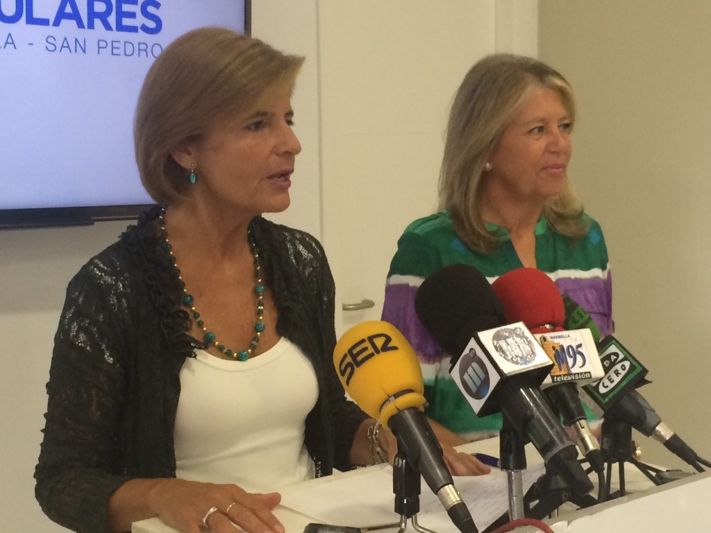 La parlamentaria andaluza por Málaga Esperanza Oña (izqda) este martes en rueda de prensa junto a la edil del PP marbellí Ángeles Muñoz. Foto/ J.C.V.