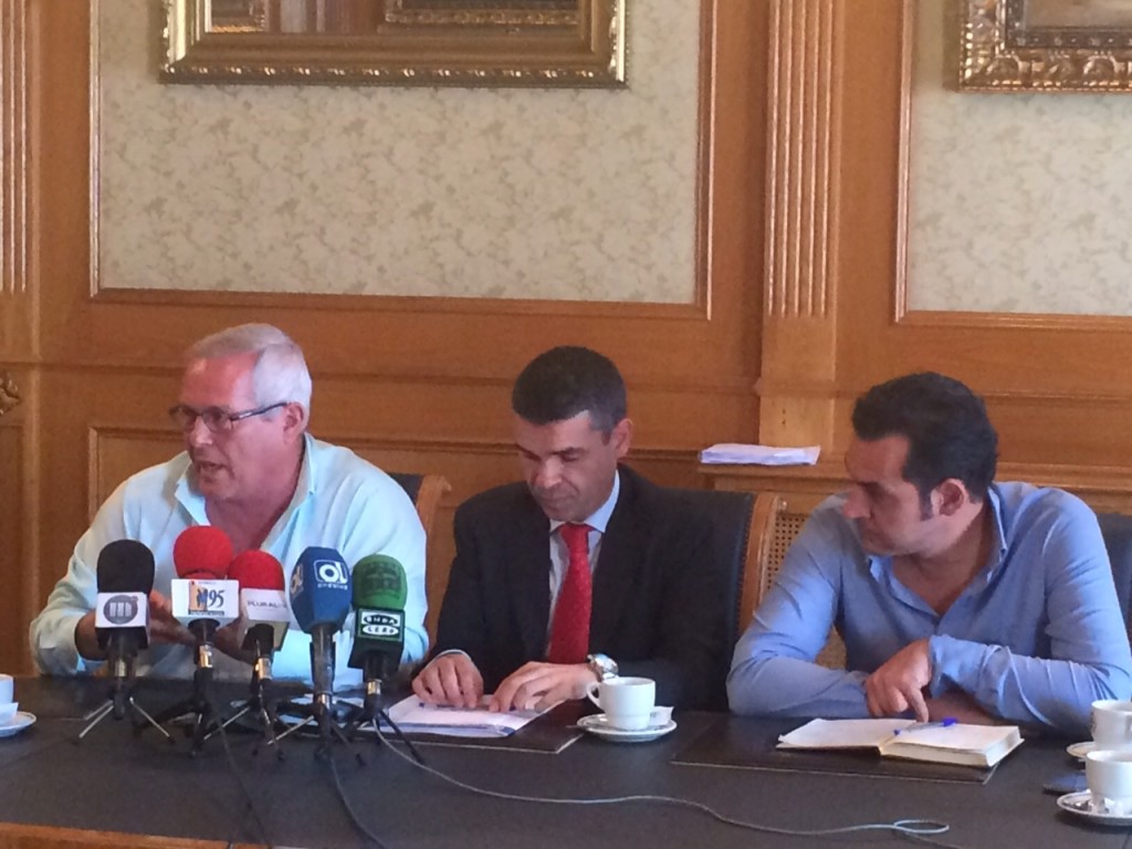 El teniente de alcalde de San Pedro, Rafael Piña, durante su intervención en la rueda de prensa de este martes junto al alcalde de Marbella, José Bernal, y el teniente de alcalde Miguel Díaz