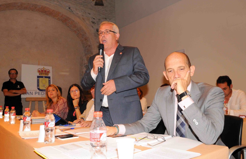 El teniente de alcalde de San Pedro, Rafael Piña (OSP), interviniendo en un pleno, junto al edil de Hacienda, Manuel Osorio, también de OSP.- Foto/ MARBELLA IMAGEN