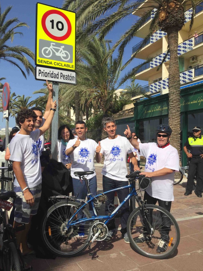 El alcalde de Marbella, José Bernal (centro) junto a los ediles José Carlos Núñez, Miguel Díaz, Isabel Pérez, Francisco García y el responsable de Marbella By Civic, Arturo Reque, este domingo al inaugurar la senda ciclable del Paseo Marítimo.