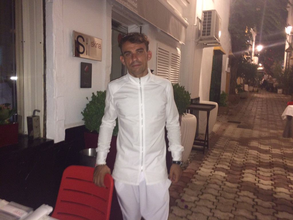 El cocinero Marcos Granda, frente a la puerta del Restaurante Skina que regenta en el Casco Antiguo de Marbella. Foto/marbellaconfidencial.es