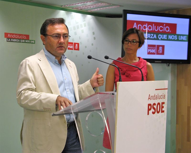 El diputado en el Congreso y secretario general del PSOE de Málaga, Miguel Ángel Heredia, en imagen reciente junto a María Gámez. Foto/ Europa Press
