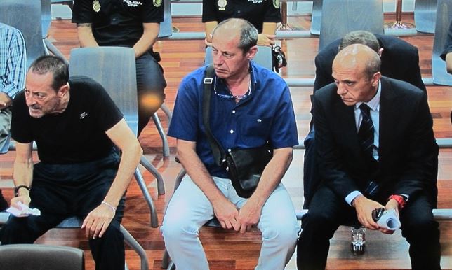 El alcalde de Marbella, Julián Muñoz, compartiendo banquillo con José María del Nido y uno de los dos hermanos acusados del expresidente del Sevilla F.C. Foto/ Europa Press