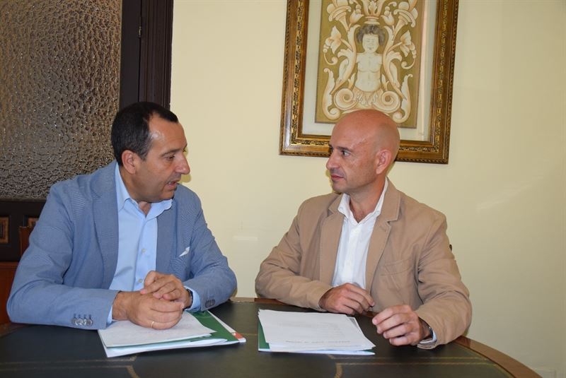 El delegado del Gobierno andaluz en Málaga, José Luis Ruiz Espejo, y el nuevo responsable territorial de Agricultura y Pesca en Málaga, Francisco Javier Salas, este jueves. Foto/ Europa Press