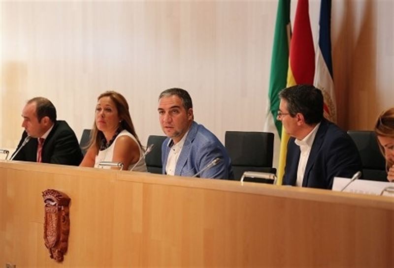 El presidente de la Diputación de Málaga, Elías Bendodo (centro) durante el pleno de la institución celebrado este jueves. Foto/ Europa Press