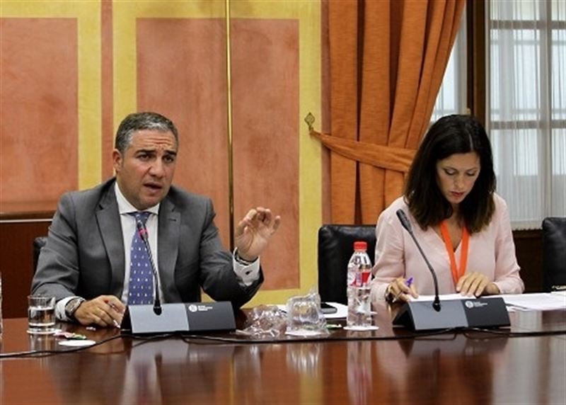 El presidente de la Diputación de Málaga, Elías Bendodo, durante su intervención este martes en el Parlamento de Andalucía. Foto/ Europa Press